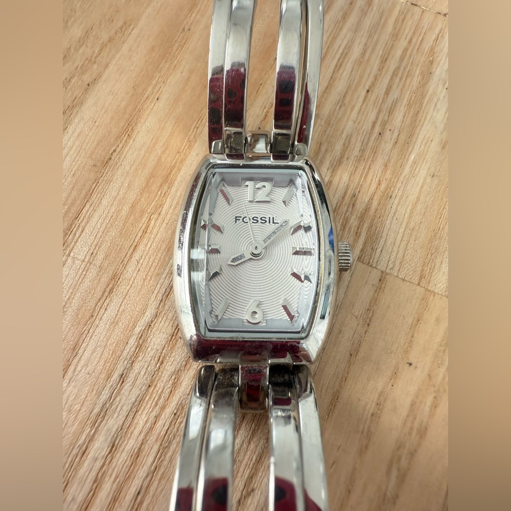 Fossil ladies silver tone watch NEW BATTERY